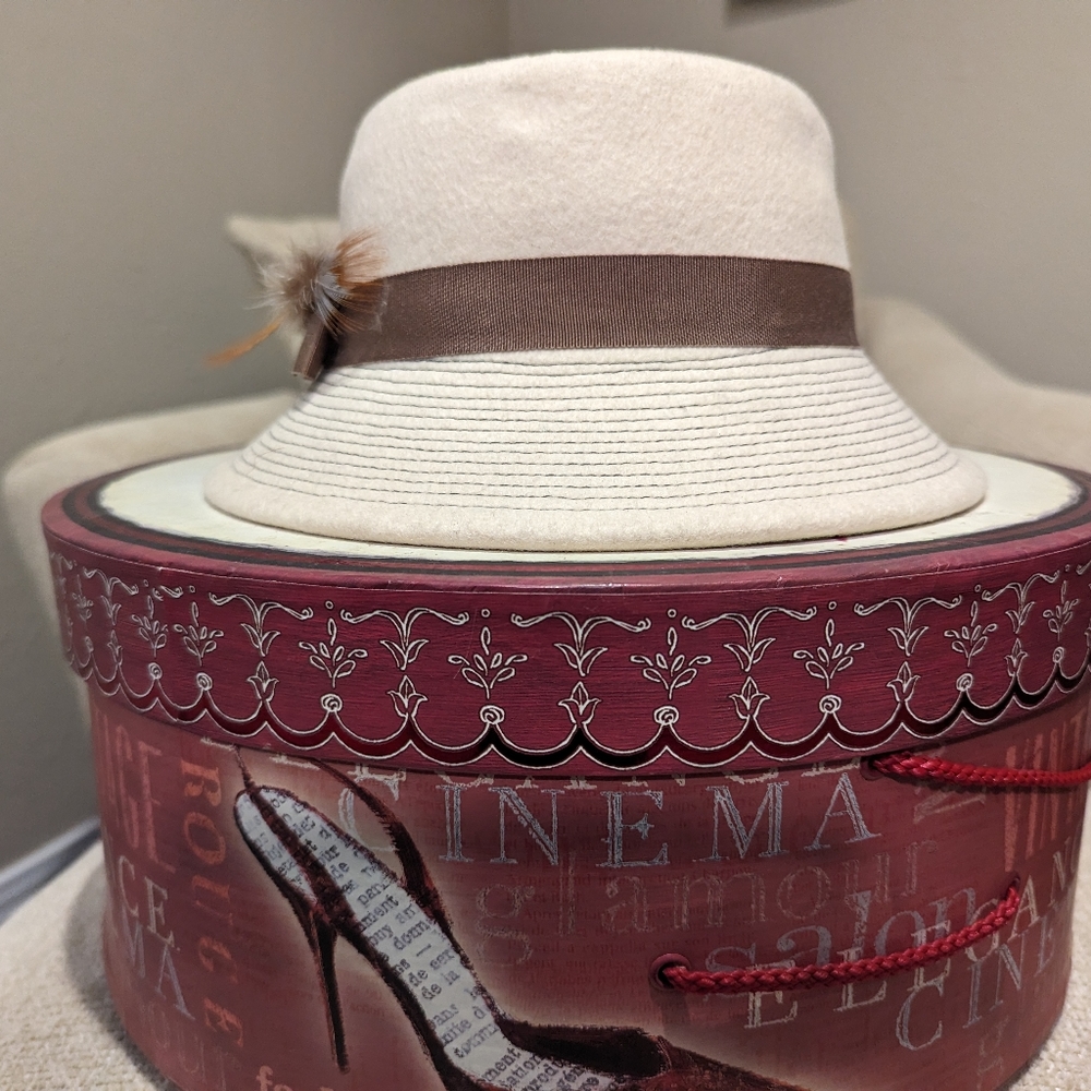 HAT Felt Cream with Brown Ribbon Feather Detail, Alex California, NEW💞
